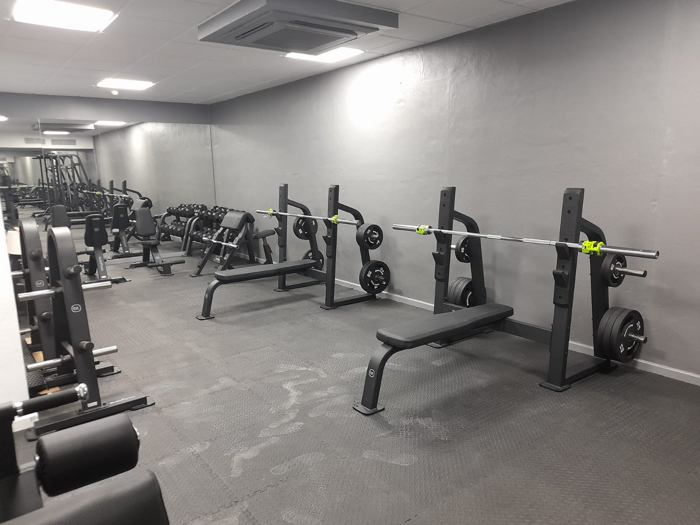 Tipos de máquinas que no pueden faltar en tu gimnasio