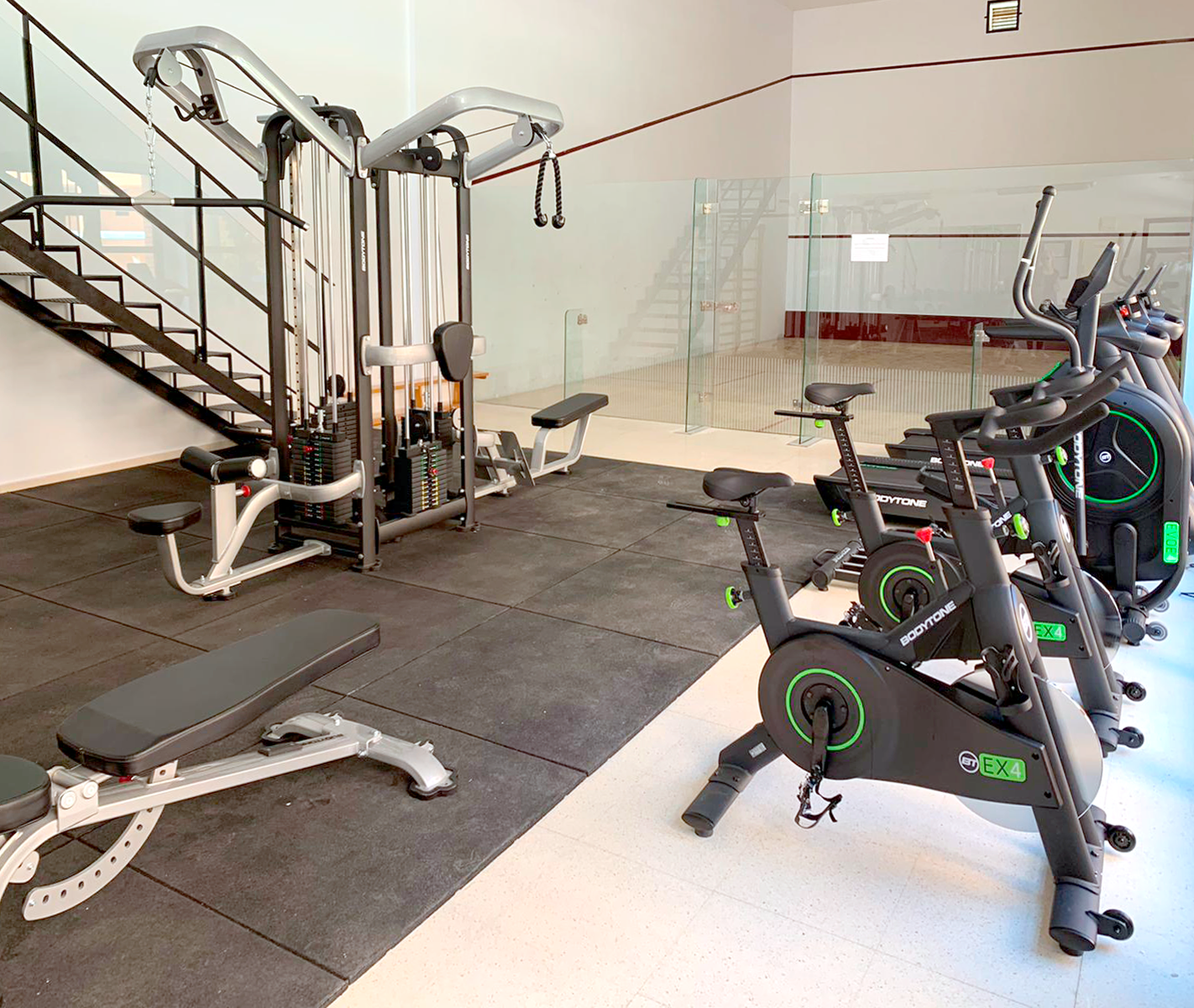 Equipamos el gimnasio de la urbanización Parque Paraíso